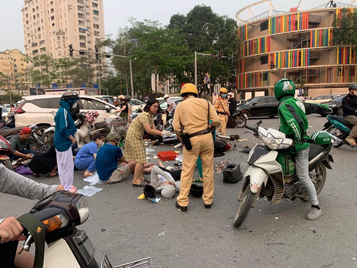 Vụ tai nạn liên hoàn ở Hà Nội: Bệnh viện E cấp cứu 2 nạn nhân nguy kịch